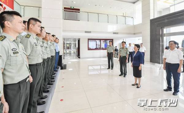 吴桂英慰问长沙警备区官兵.