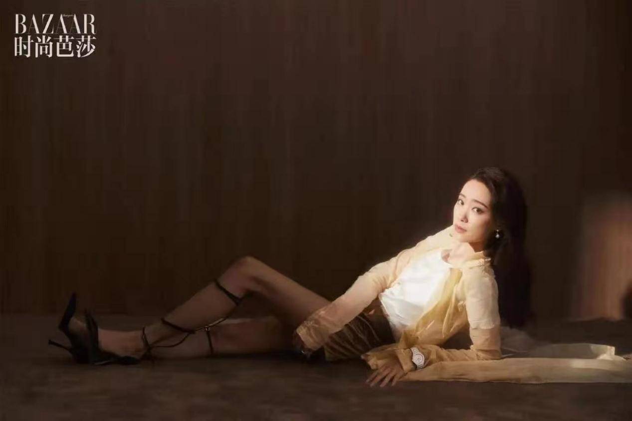 张小斐芭莎八月刊大变样穿深v吊带配黑裤不仅高级还性感