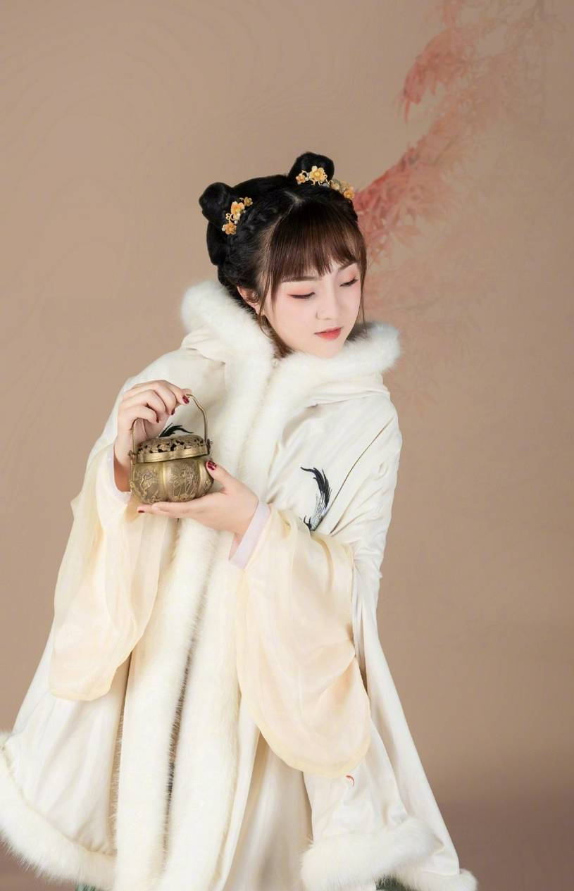 名门淑女!林妙可晒古风汉服写真 撑伞吹笛婉约清丽