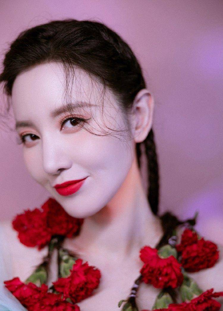 蝴蝶|39岁张萌放大招,穿蝴蝶仙女裙现身,根本看不出年纪
