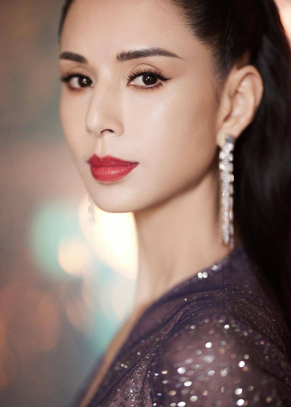 亮片|李若彤不愧是神仙姐姐，穿一件亮片裙连衣裙，衬得她气质神秘高级