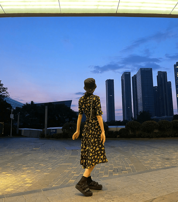 迪丽热巴|时尚果真是个“圈”，迪丽热巴穿着凉鞋配丝袜，奶奶都爱这么穿