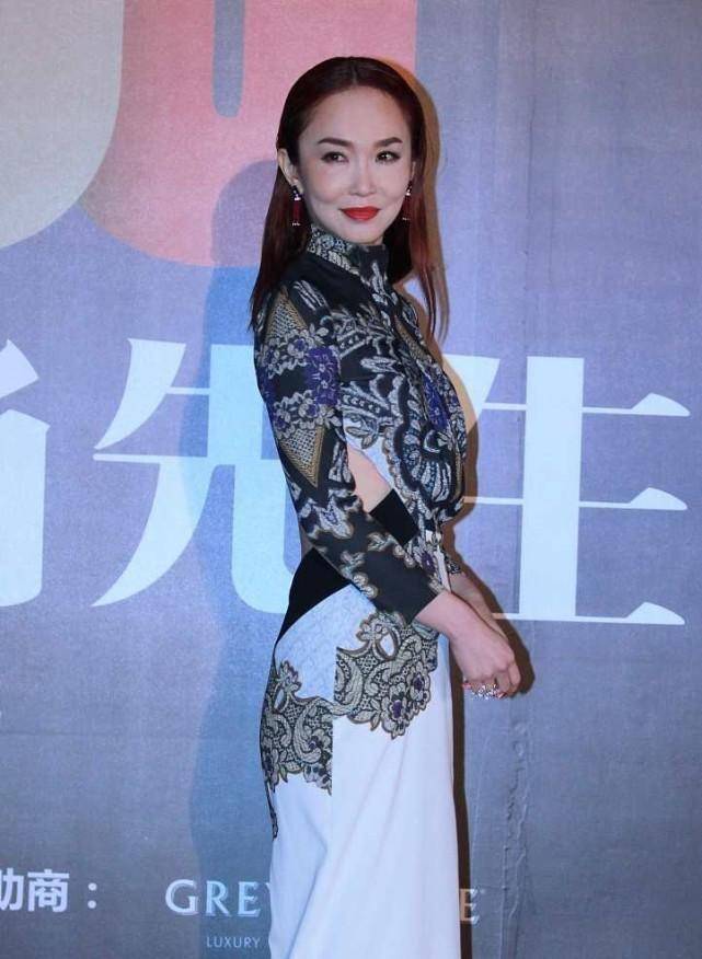 身材|范文芳也太有“心机”了,穿修身长裙秀身材还不够,美背更惹眼