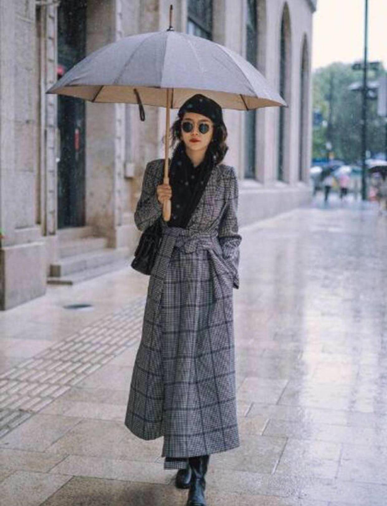 配饰|这对“神仙母女”的初春穿搭真美,烫同款泡面头,搭配大衣好洋气