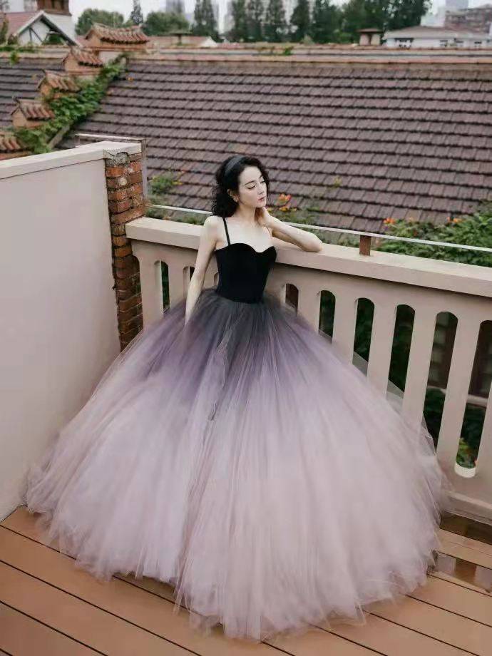 设计|热巴穿搭有一套,本以为是吊带抹胸礼服,转身配条牛仔裤还挺酷