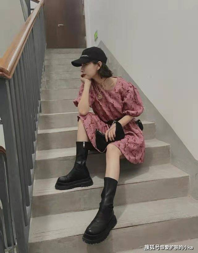 美得|吴昕瘦了之后真是美得没毛病，简单短裙配皮靴，气质洋气又高级