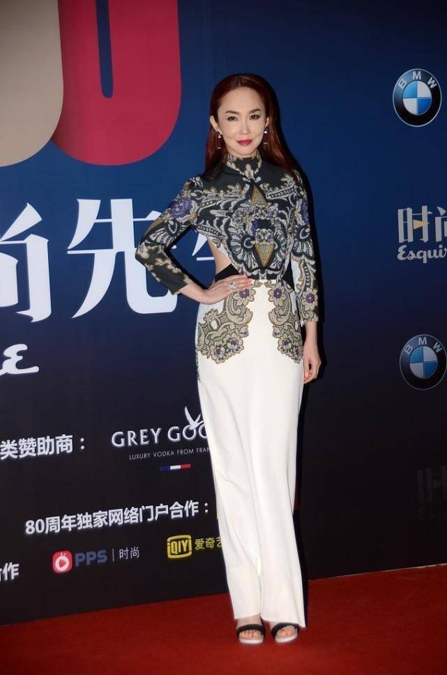 身材|范文芳也太有“心机”了,穿修身长裙秀身材还不够,美背更惹眼