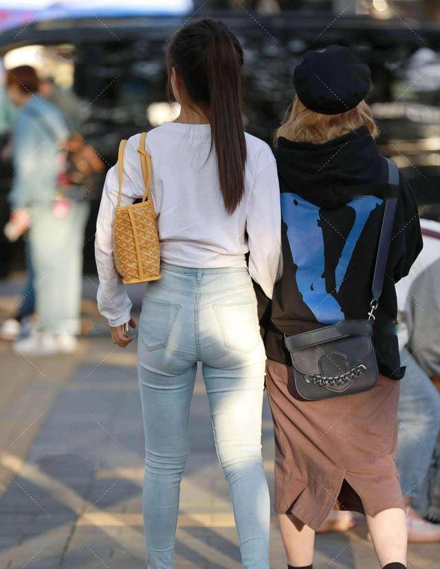 设计|黑色贴身上衣搭配黑色打底裤，设计感十足，衬托出不一样的气质