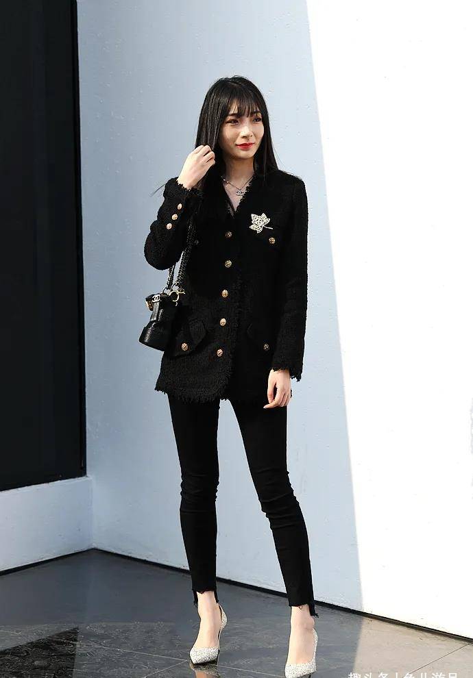 黑色|街拍：美女，用尖头细高跟添彩春装