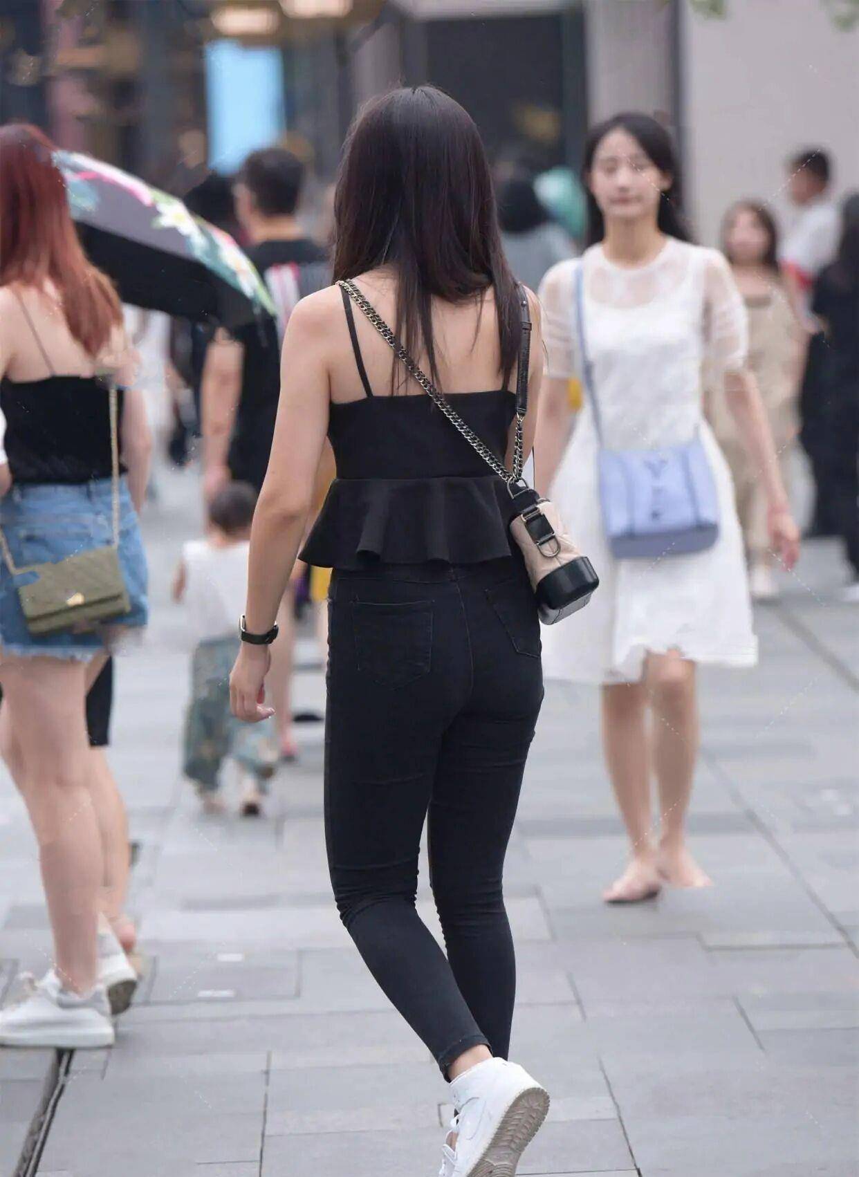 女士|“小黑裤”没听说?不要只局限于牛仔裤,这样穿舒适又百搭!