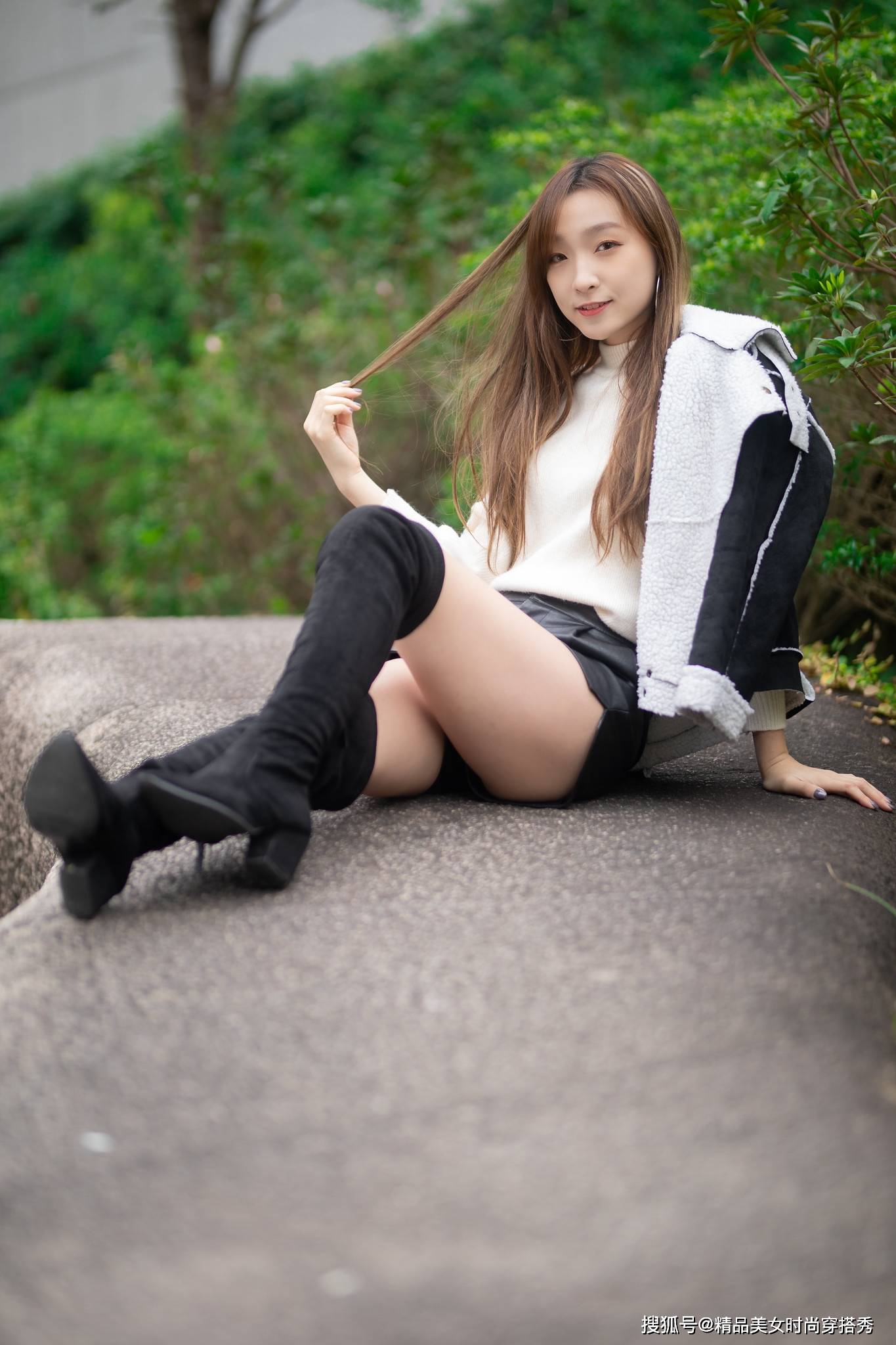 颈部|黑色皮短裤搭配高跟长靴完美收官，大长腿和苗条感觉都有了