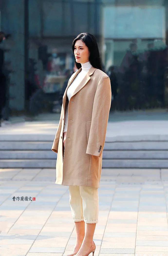 黑色|街拍：美女，用尖头细高跟添彩春装