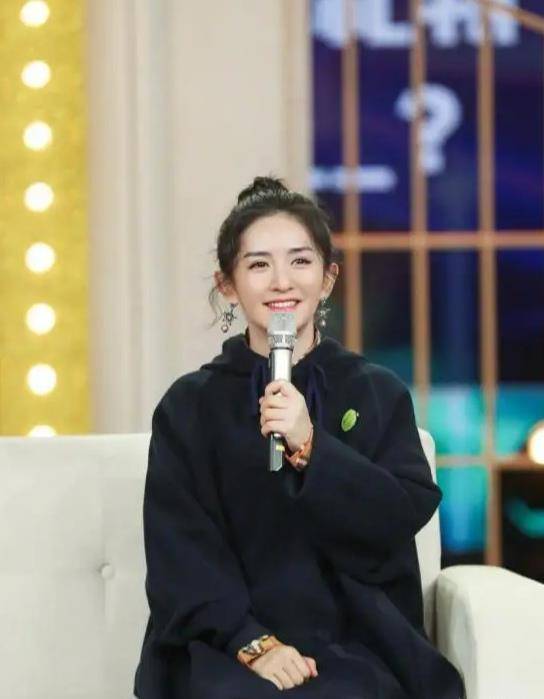 身材|谢娜怀孕后更会穿，宽松格子外套扎丸子头，小腿细得像竹竿