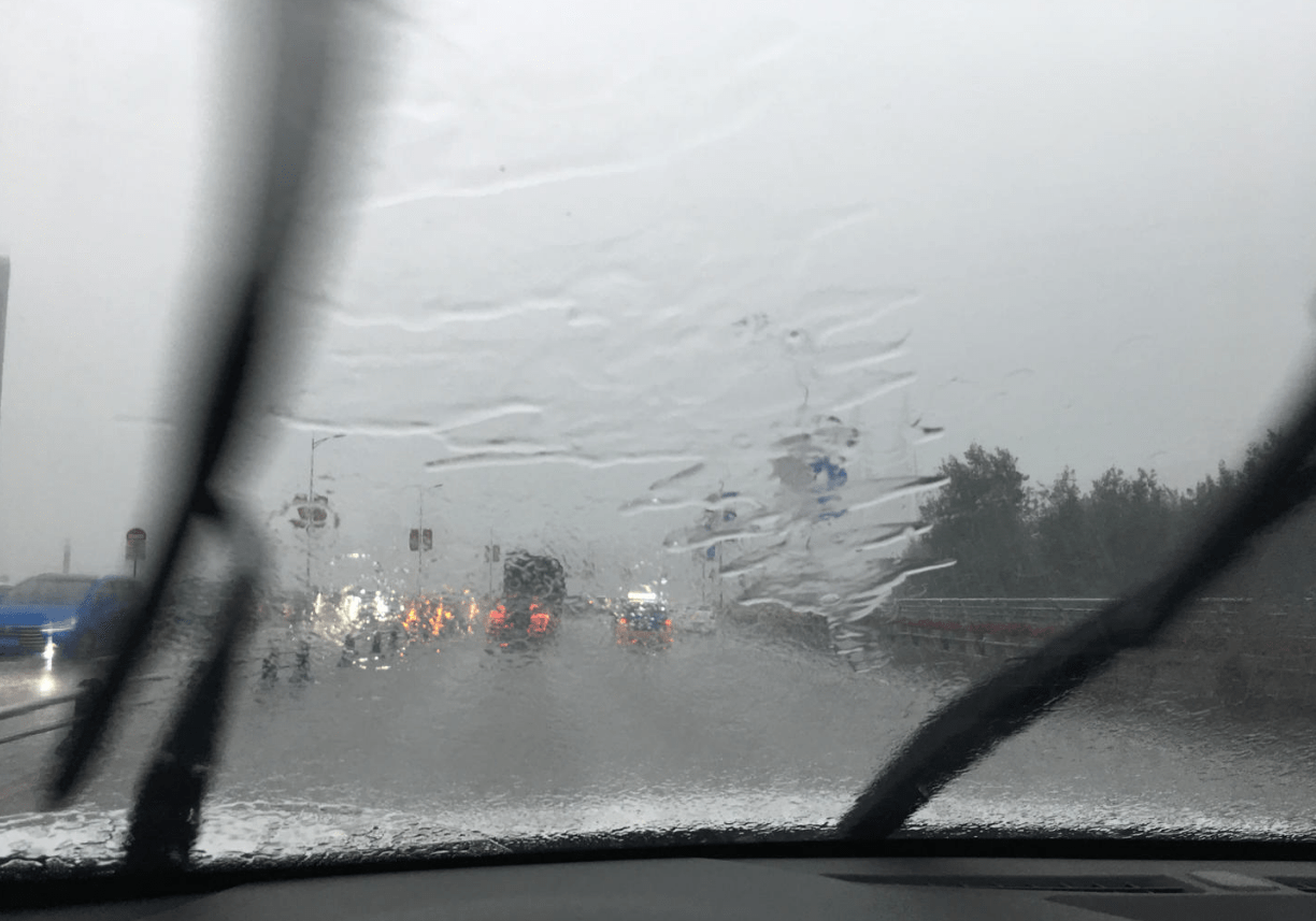 下雨的高速路上图片图片