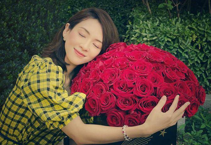 穿透明|章子怡雨中撑伞看秀,穿透明雨衣踩短靴,坐C位抱小熊哪像俩娃妈