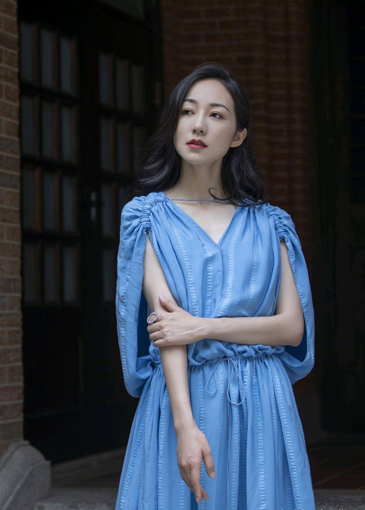 韩雪|韩雪的气质迷人，穿蓝色连衣裙巧用“细线”来点缀，高级又不单调