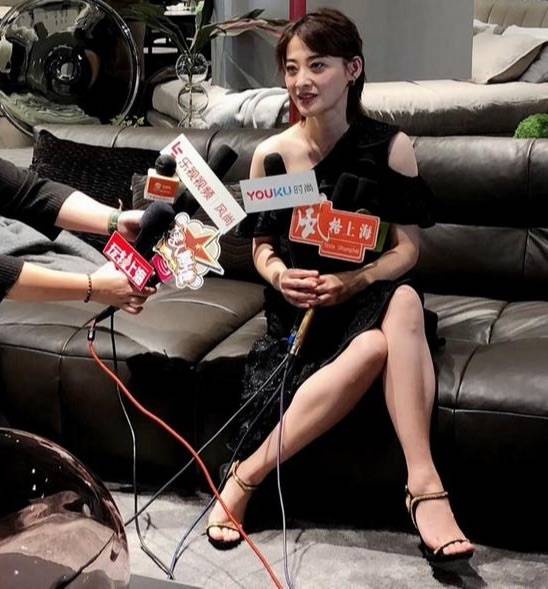 那一种|梅婷走机场成了大妈，穿碎花衬衫踩布鞋，双膝皱纹真实但气质好！