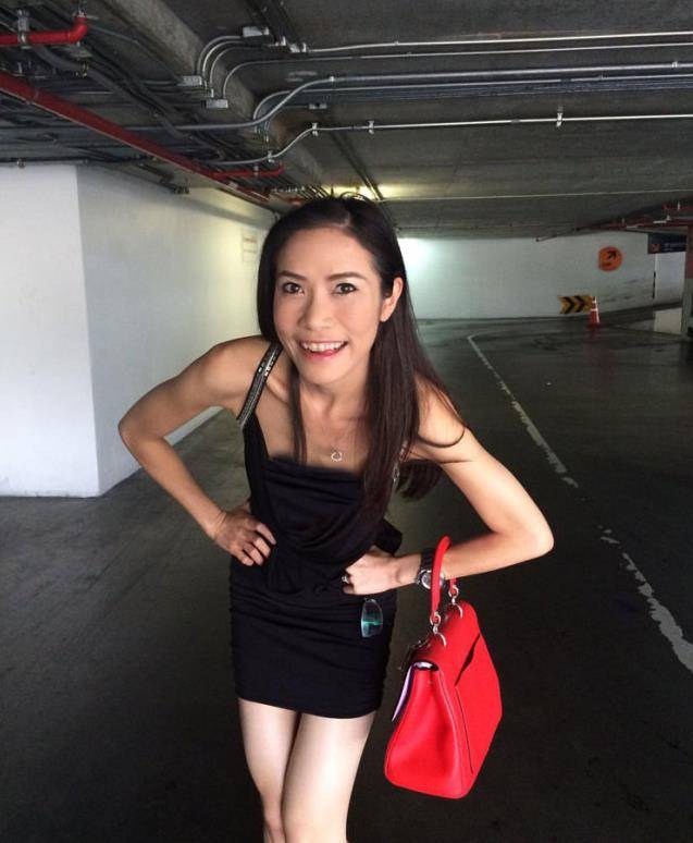 长发|诗妮娜原来这么好看，长发飘飘穿小黑裙四肢纤细，红包点缀像名媛