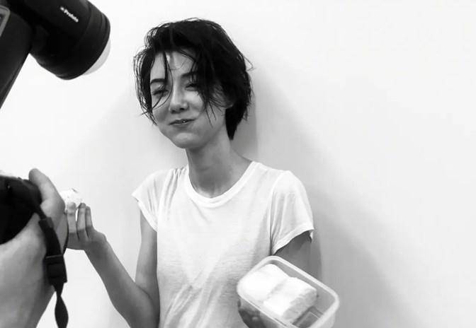 老汉|车晓吃馒头拍大片，穿“老汉T恤”配牛仔裤秀身材，鸡窝短发太酷