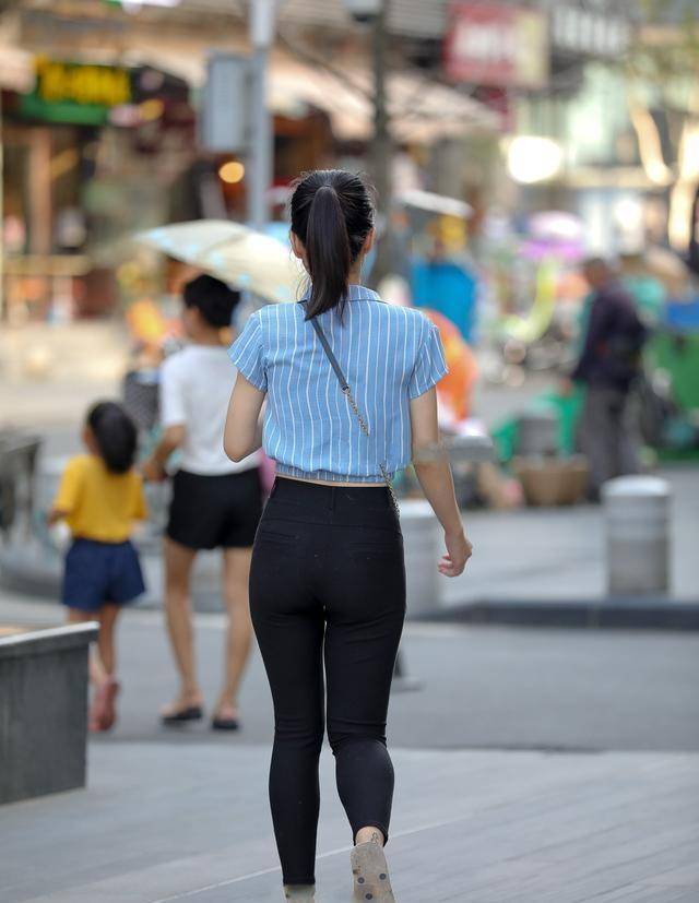 黑色|黑白条纹上衣搭配黑色打底裤，清爽干净，时尚又遮肉