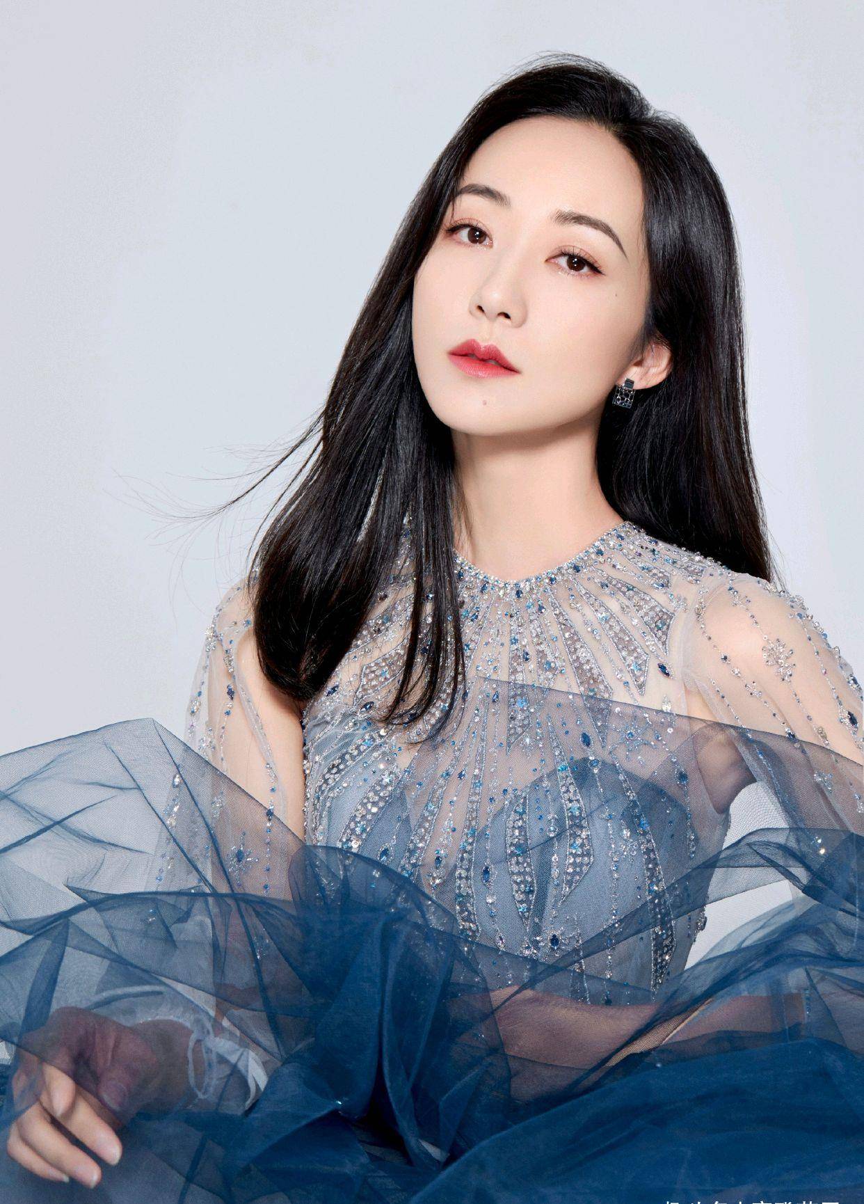 高跟鞋|韩雪的气质不一般，穿上渐变色设计的淡蓝色连衣纱裙，优雅又温柔