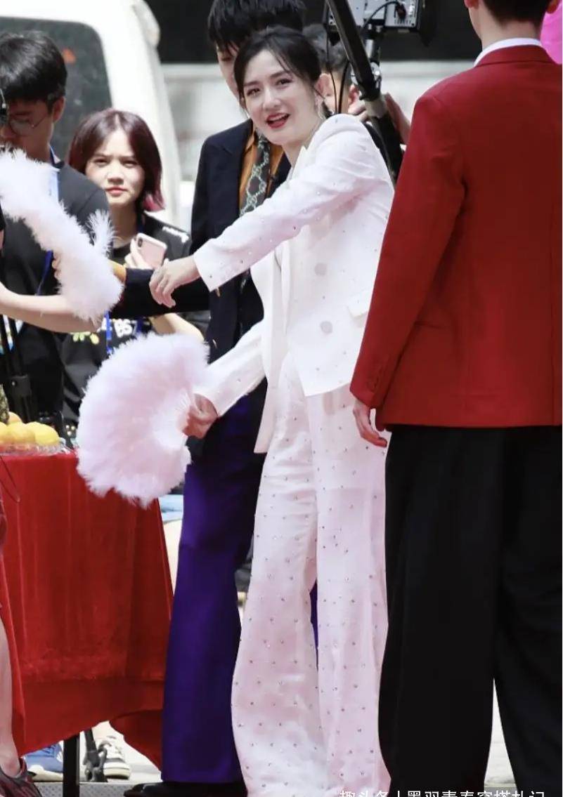 身材|谢娜怀孕后更会穿，宽松格子外套扎丸子头，小腿细得像竹竿