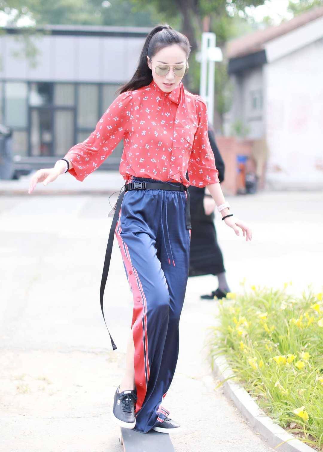 喇叭裤|韩雪机场穿搭让人眼前一亮，穿印花大衣搭牛仔喇叭裤，格外洋气