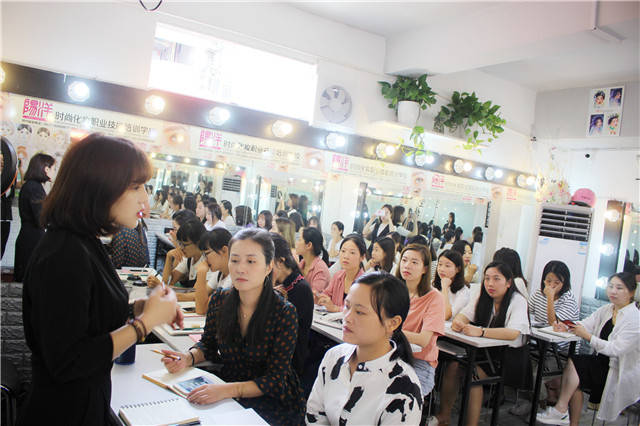 什么|在长沙学化妆需要注意什么？学费大概要多少？