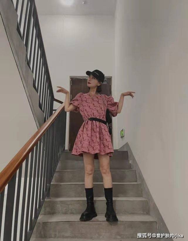 美得|吴昕瘦了之后真是美得没毛病，简单短裙配皮靴，气质洋气又高级