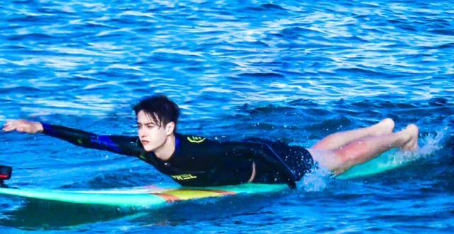 感觉|谁能想这是22岁王一博,第一次挑战短裤,双腿就细到没眼看