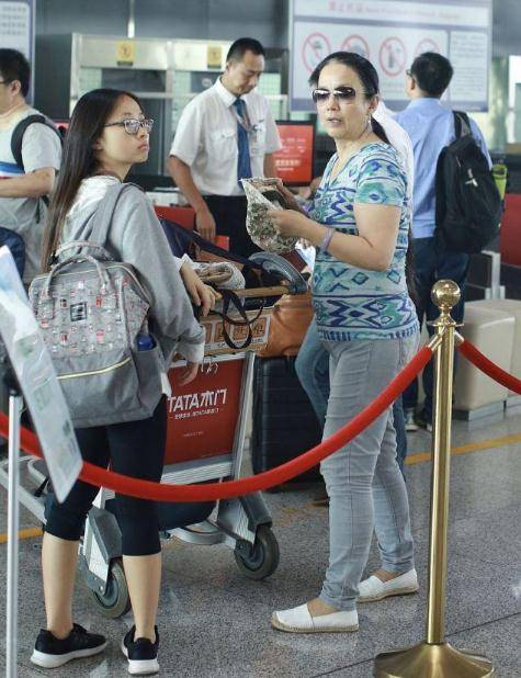设计|吕丽萍穿T恤牛仔裤现身,都怪衣服勒出赘肉感,显胖又显龄