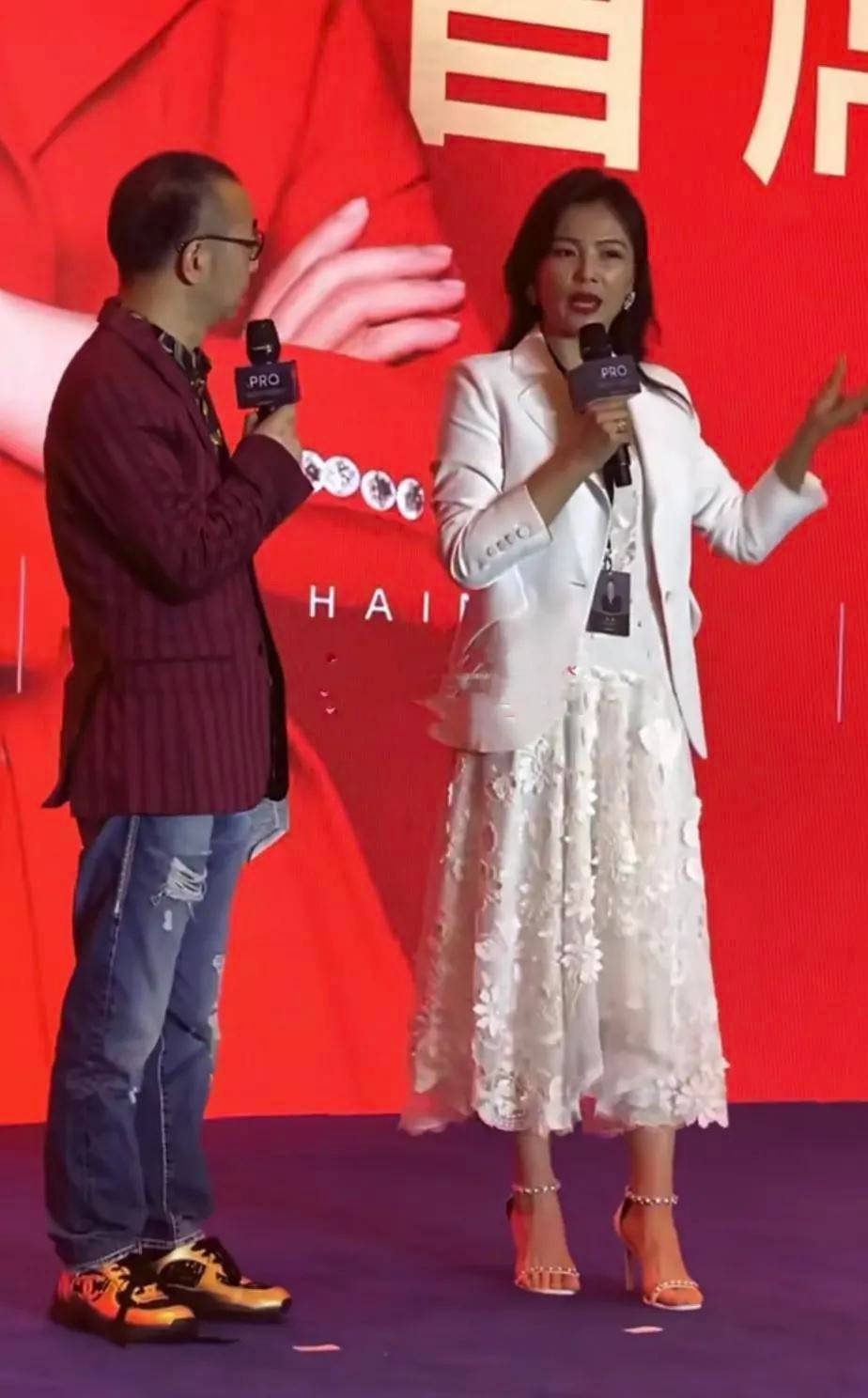 裙子|拍到刘涛逛奢侈品店，穿休闲裤扎腰腿还短一半，没营销那么漂亮！