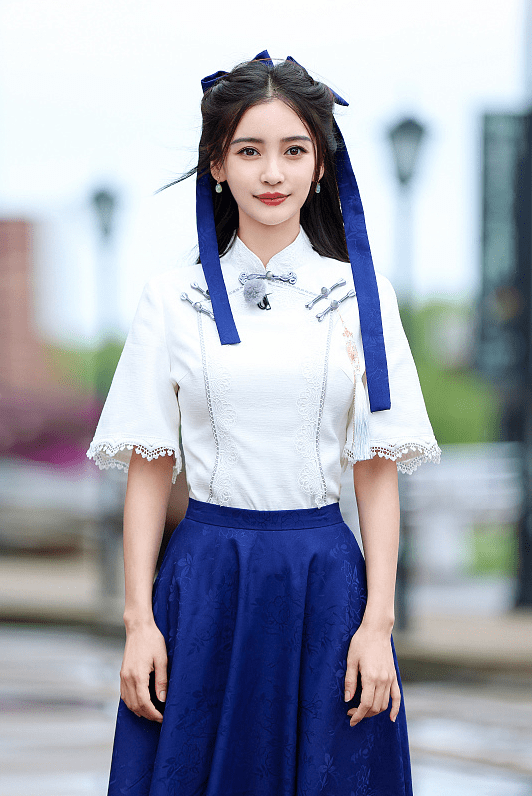 显得|杨颖不像是生过孩子的人，都当妈了还这么有活力，穿身学生装真嫩