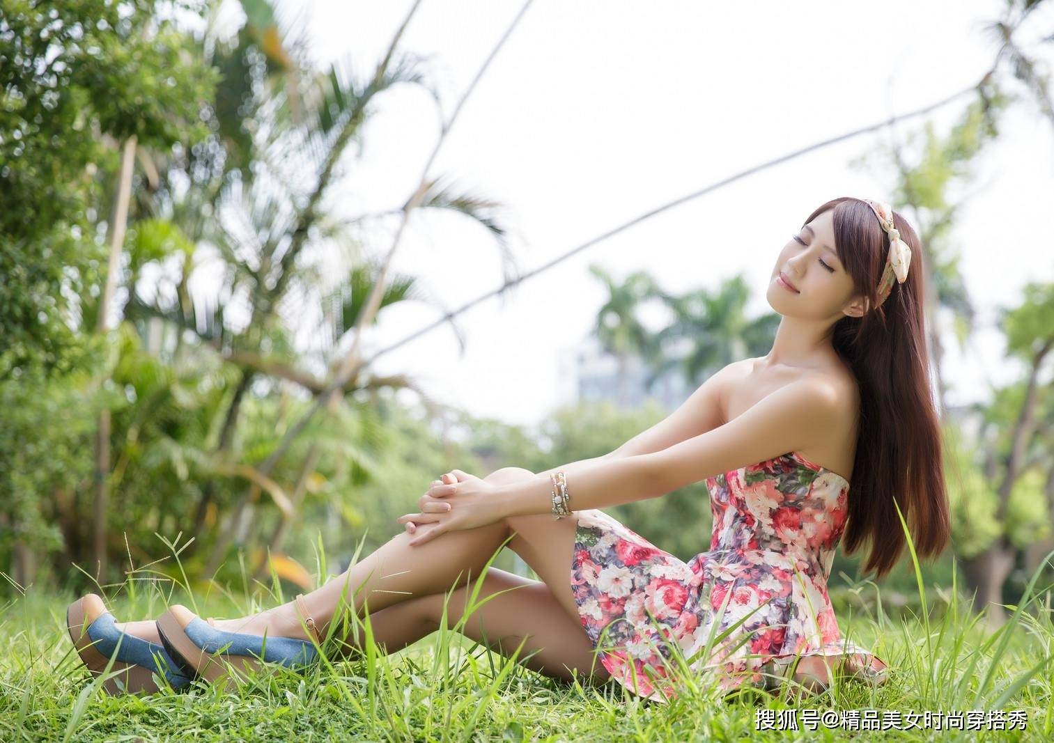 高跟鞋|这件连衣裙,布满了多彩的繁花,简单不失优雅,抹胸款式性感迷人