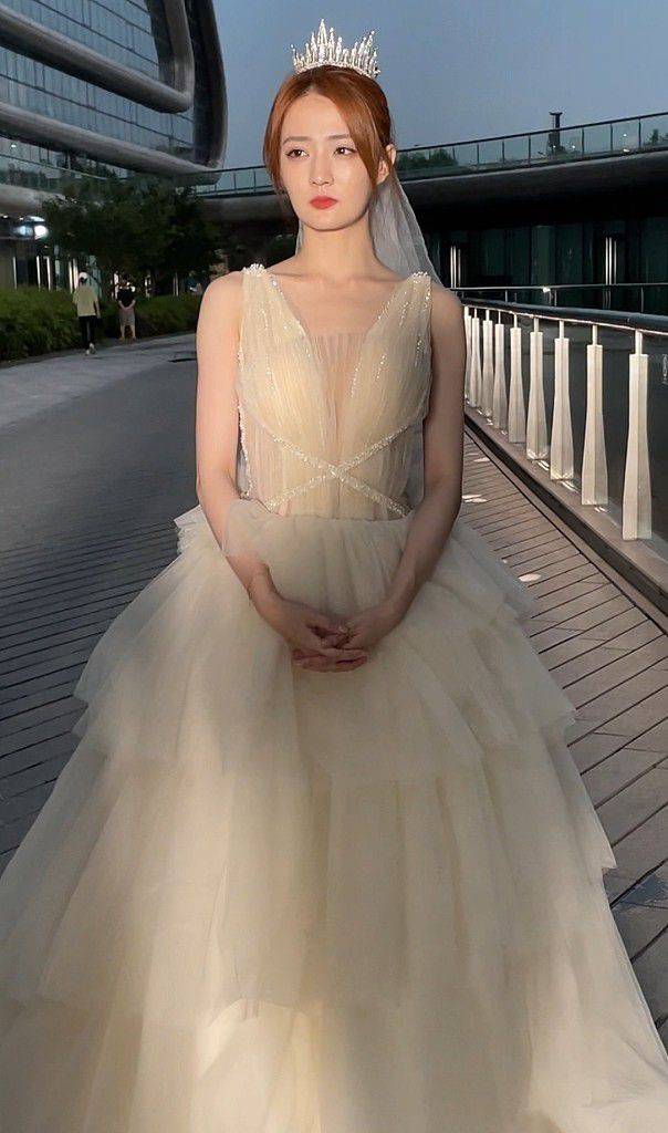 原创徐璐穿裸色纱裙美出天际头戴皇冠怕不是迪士尼在逃公主吧