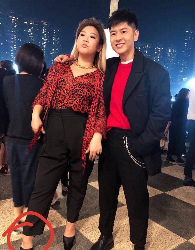 大金|郑欣宜180斤仍自信，穿红豹纹还配大金链子，90度高跟鞋勒出肉肉