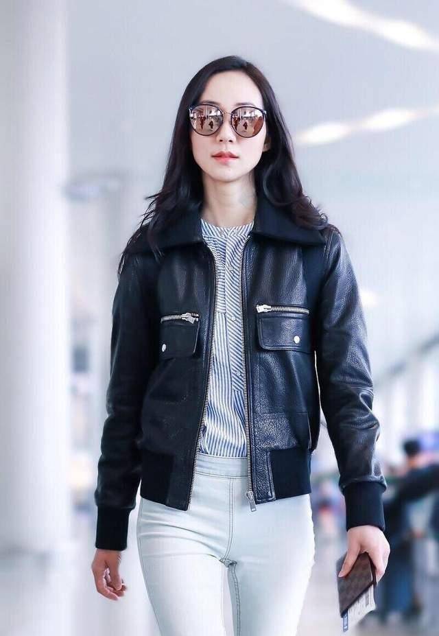 一身|韩雪身穿T恤配撞色半裙高雅显气质，而皮夹克配紧身裤帅气潇洒！