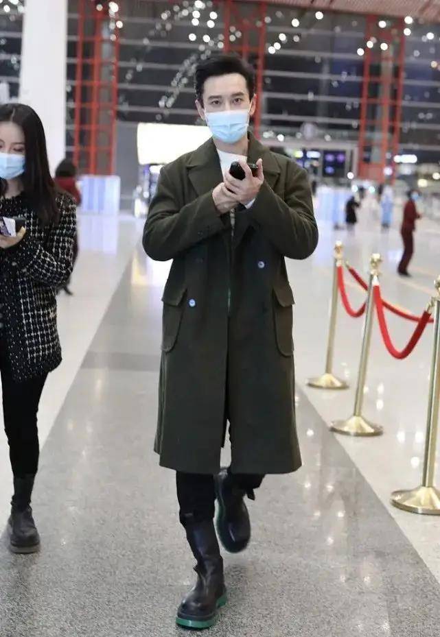 牛仔|黄晓明暴瘦20斤走机场，牛仔外套配西装裤混搭好洋气，像小鲜肉