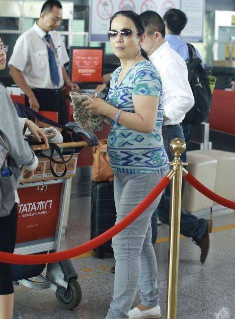 设计|吕丽萍穿T恤牛仔裤现身,都怪衣服勒出赘肉感,显胖又显龄