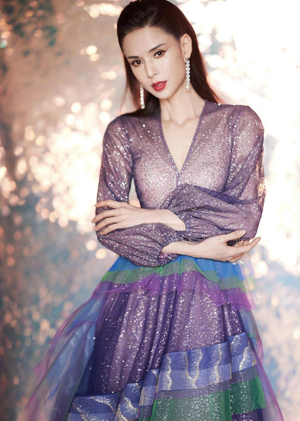 亮片|李若彤不愧是神仙姐姐，穿一件亮片裙连衣裙，衬得她气质神秘高级