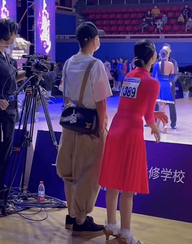 马伊琍|新女友获认可？文章疑带女友陪爱马比赛，打扮像小姑娘身材超性感