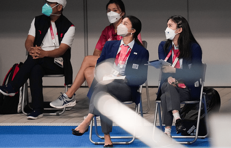 一身|郭晶晶这服装虽没什么亮点,但红配蓝好抢镜,一身气质遮都遮不住