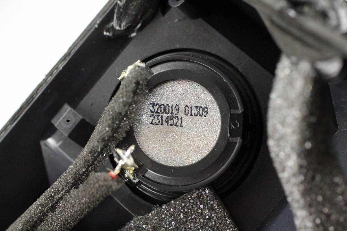 左右两侧各有两个扬声器单元和两个扩散振膜,内部导线均有泡棉包裹