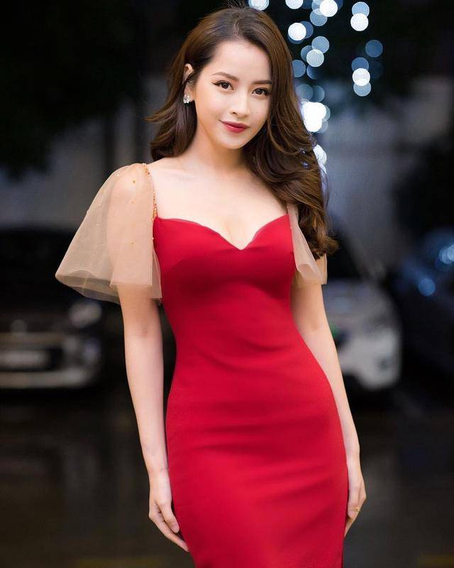 设计|越南第一美女芝芙,穿银色吊带包臀裙秀身材,蜂腰翘臀真惊艳