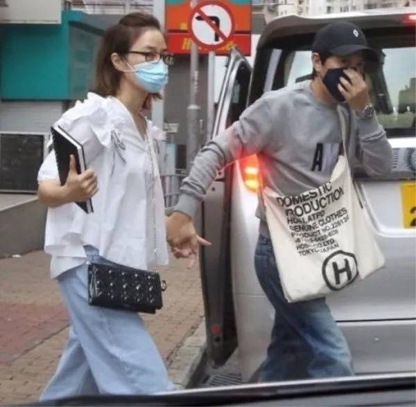 黑色|关咏荷太给张家辉长脸，一袭绿色珠宝裙展现窈窕身姿，太美了