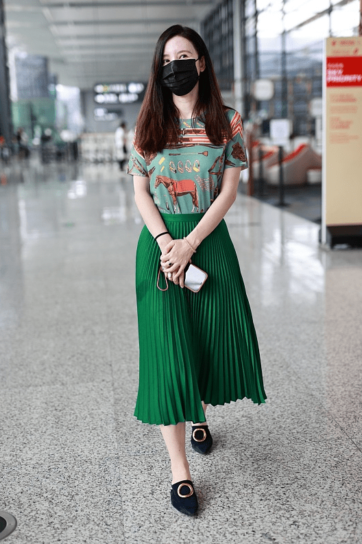 黑色|张萌真有老板娘气质,即使穿得简单都挡不住贵气感,一身绿太时髦