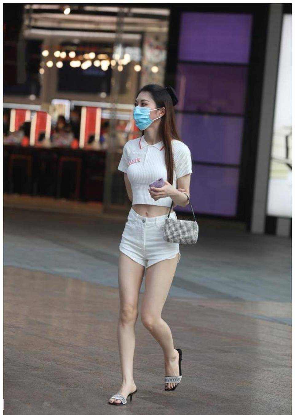 身材|路人街拍，这款裙子的肩带非常细，可以更好的展现锁骨美