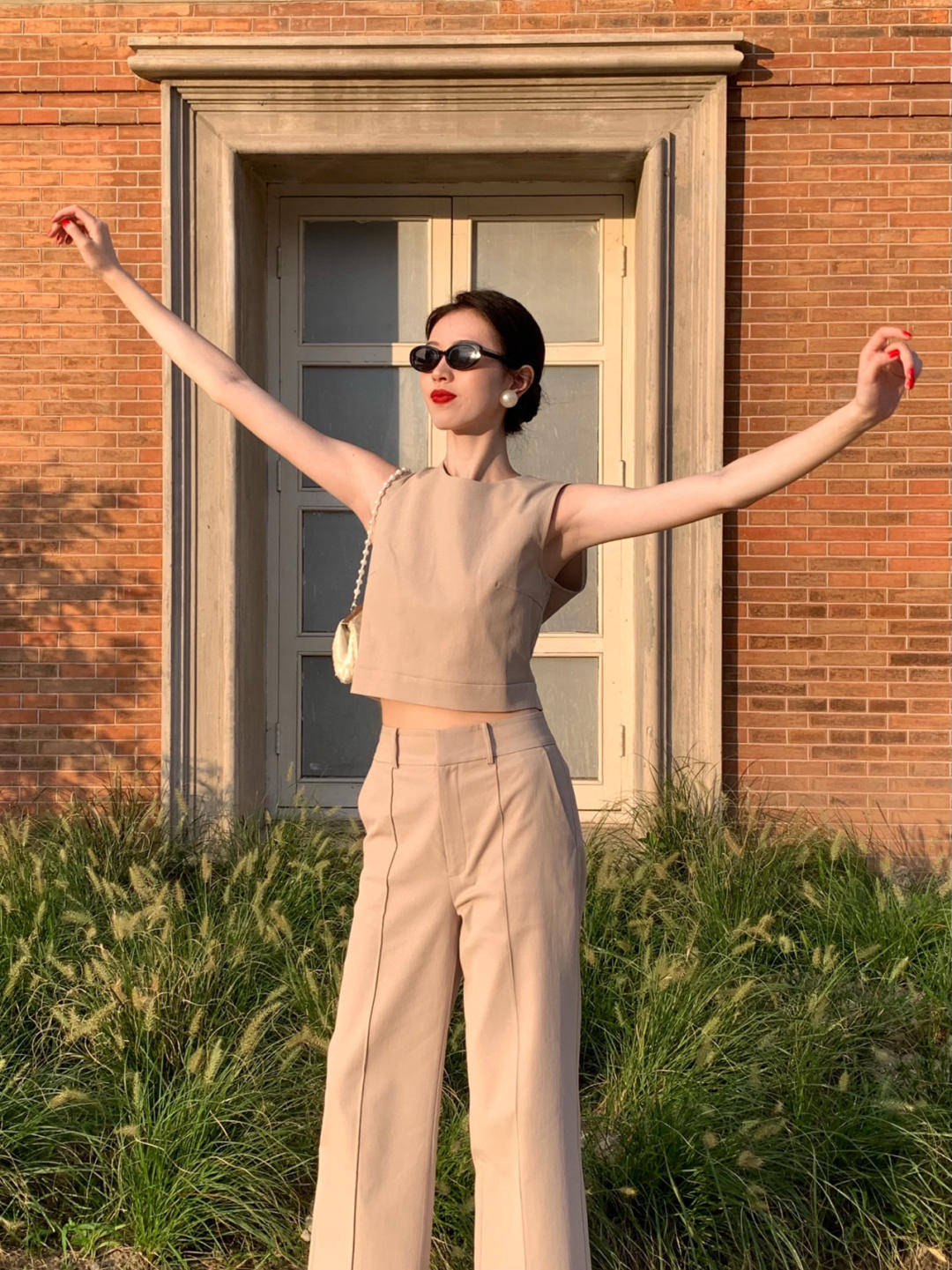 毛衣|早秋的这些搭配太好看了吧!橘红色毛衣马甲配牛仔裙、休闲又保暖