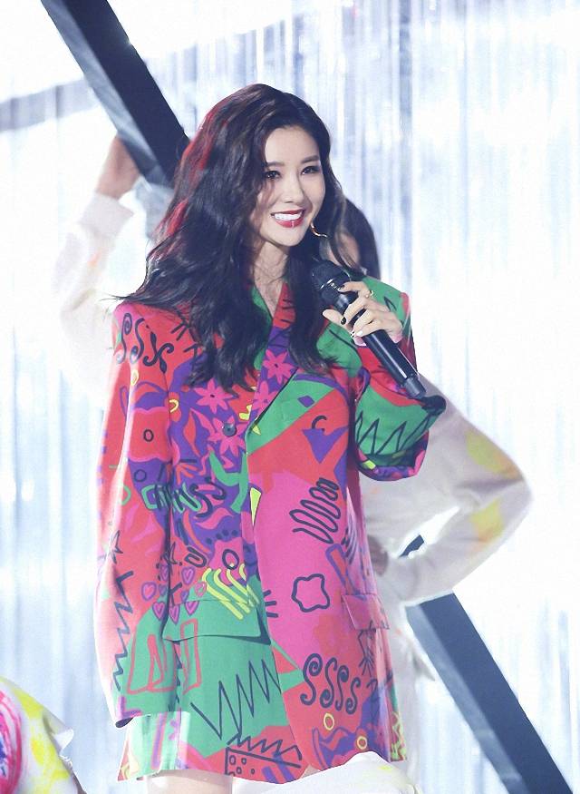 李小萌|李小萌生娃后放得开，穿涂鸦西装戴唇钉很嘻哈，朋克造型分外出彩