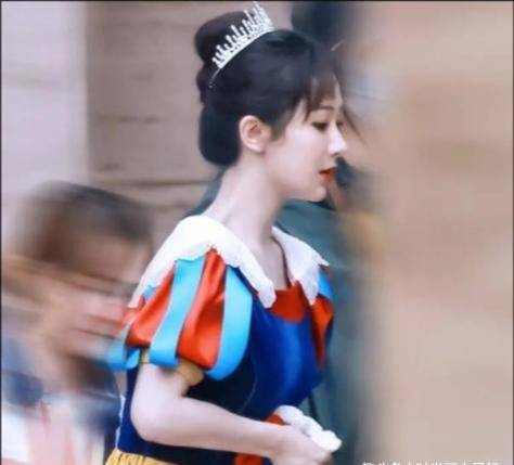 白雪公主|杨紫宋丹丹再度合体杨紫头戴皇冠变绝美白雪公主，涂红唇肤白貌美